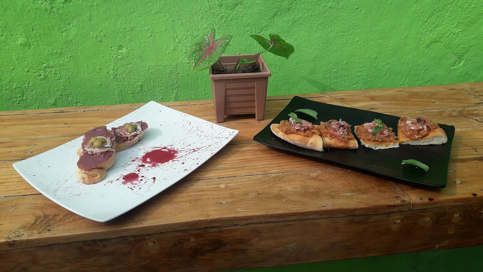 Herzhafte Canapés mit Belag auf zwei Platten, angerichtet für ein Fingerfood-Buffet